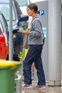 natalie-portman-in-street-outfit-sydney-02-26-2022-11.jpg