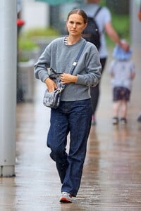 natalie-portman-in-street-outfit-sydney-02-26-2022-12.jpg