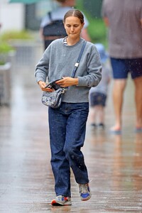 natalie-portman-in-street-outfit-sydney-02-26-2022-9.jpg