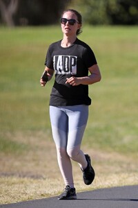 natalie-portman-morning-run-in-sydney-06-17-2021-11.jpg