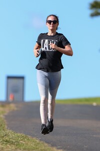 natalie-portman-morning-run-in-sydney-06-17-2021-2.jpg