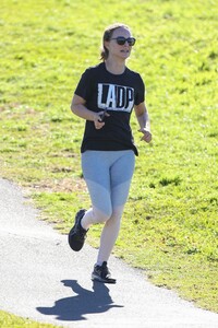 natalie-portman-morning-run-in-sydney-06-17-2021-3.jpg