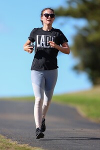 natalie-portman-morning-run-in-sydney-06-17-2021-4.jpg