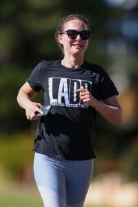 natalie-portman-morning-run-in-sydney-06-17-2021-5.jpg