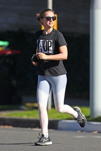 natalie-portman-morning-run-in-sydney-06-17-2021-7.jpg