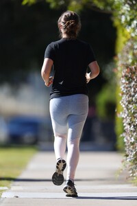 natalie-portman-morning-run-in-sydney-06-17-2021-8.jpg