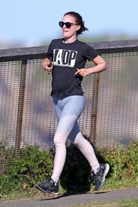 natalie-portman-morning-run-in-sydney-06-17-2021-9.jpg