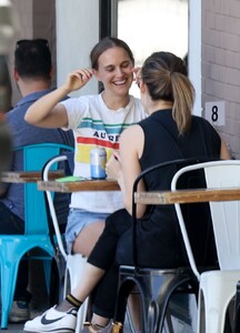 natalie-portman-out-for-lunch-with-a-friend-in-los-feliz-03-01-2022-0.jpg