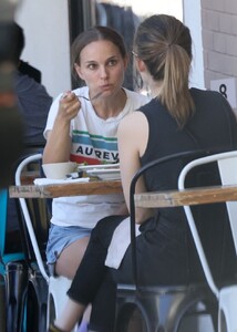 natalie-portman-out-for-lunch-with-a-friend-in-los-feliz-03-01-2022-1.jpg