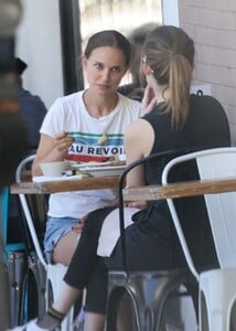 natalie-portman-out-for-lunch-with-a-friend-in-los-feliz-03-01-2022-2.jpg