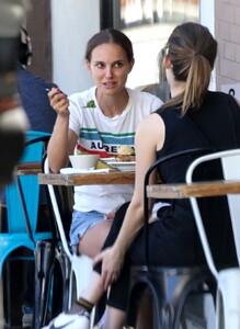 natalie-portman-out-for-lunch-with-a-friend-in-los-feliz-03-01-2022-4.jpg