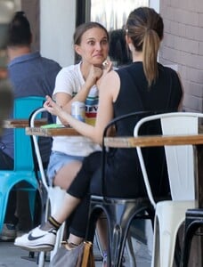 natalie-portman-out-for-lunch-with-a-friend-in-los-feliz-03-01-2022-7.jpg