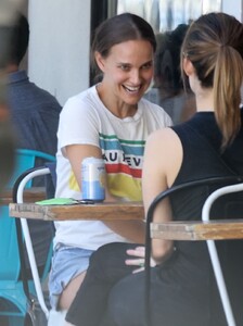 natalie-portman-out-for-lunch-with-a-friend-in-los-feliz-03-01-2022-8.jpg