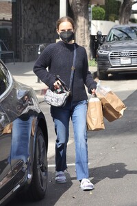 natalie-portman-shopping-in-los-feliz-03-05-2022-3.jpg