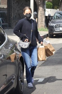 natalie-portman-shopping-in-los-feliz-03-05-2022-4.jpg