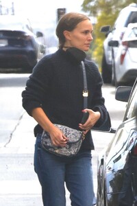 natalie-portman-shopping-in-los-feliz-03-05-2022-5.jpg