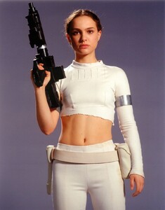 natalie-portman-star-wars-episode-ii-attack-of-the-clones-promoshoot-23.jpg