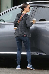 natalie-portman-steps-out-to-pick-up-some-coffee-and-snacks-in-los-feliz-california-070119_10.jpg