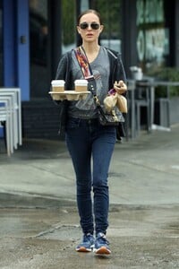 natalie-portman-steps-out-to-pick-up-some-coffee-and-snacks-in-los-feliz-california-070119_5.jpg