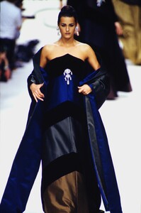 oscar-de-la-renta-fw-91-1.thumb.jpg.ac277cb37fa2b398ad26f1e25b5c1f91.jpg