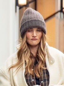 rosie-huntington-whiteley-out-in-london-03-04-2022-0.thumb.jpg.6e1356bbc1bcf5069563c8854052e504.jpg