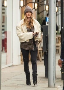 rosie-huntington-whiteley-out-in-london-03-04-2022-1.thumb.jpg.21cc496bb7dedfb4f9883224b6a2f91a.jpg