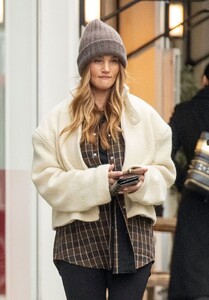 rosie-huntington-whiteley-out-in-london-03-04-2022-2.thumb.jpg.0f618c90f2e81aa623c1c43cd15dd001.jpg