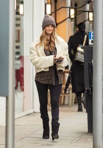 rosie-huntington-whiteley-out-in-london-03-04-2022-3.thumb.jpg.90c11997fc969e4970021a2a2d00088f.jpg