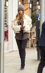 rosie-huntington-whiteley-out-in-london-03-04-2022-5.thumb.jpg.506db1e3fd82e09197f5c7fc1fff83ef.jpg