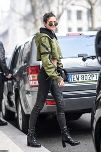 sara_sampaio_street_style_in_milan001.jpg