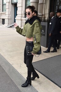 sara_sampaio_street_style_in_milan009.jpg