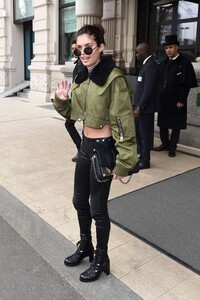 sara_sampaio_street_style_in_milan010.jpg