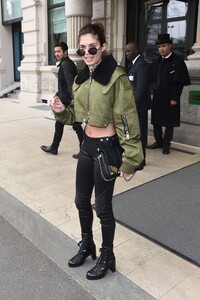 sara_sampaio_street_style_in_milan011.jpg