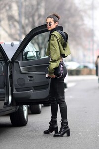 sara_sampaio_street_style_in_milan012.jpg