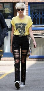 shredded-jeans-street-style.jpg