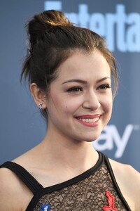 tatiana-maslany-2016-critics-choice-awards-in-santa-monica-12-11-2016-11.jpg