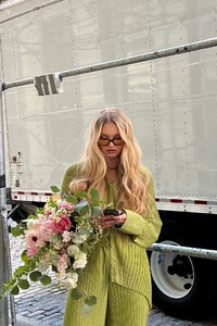 wrinkled_flowy_shirt_1749-000000-0010_1_social.jpg