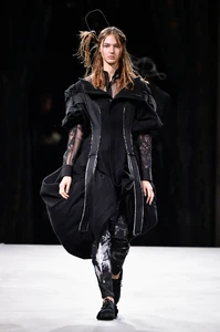 yohji-yamamoto-paris-rtw-fall-2022-pfw_2002.thumb.webp.d39cd0720e45b1eaa4a892a6ed3d88d8.webp