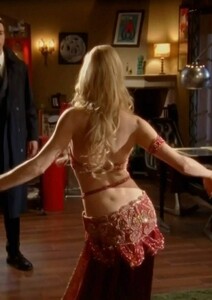 yvonne_strahovski_belly_dancing10.jpg