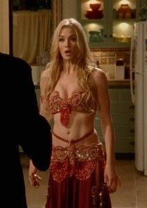 yvonne_strahovski_belly_dancing11.jpg