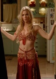 yvonne_strahovski_belly_dancing3.jpg