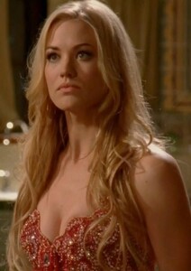 yvonne_strahovski_belly_dancing6.jpg