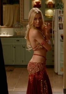 yvonne_strahovski_belly_dancing9.jpg