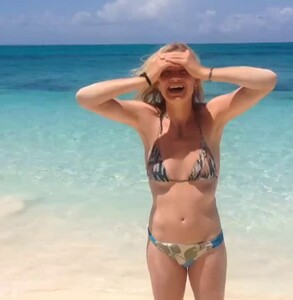 yvonne_strahovski_bikini_ice_bucket1.jpg