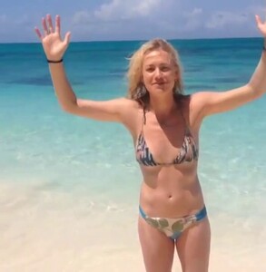 yvonne_strahovski_bikini_ice_bucket2.jpg