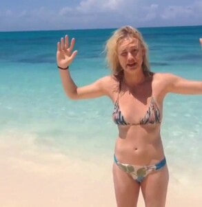 yvonne_strahovski_bikini_ice_bucket3.jpg