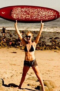 yvonne_strahovski_bikini_surfboard2.jpg