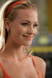 yvonne_strahovski_workout8.jpg