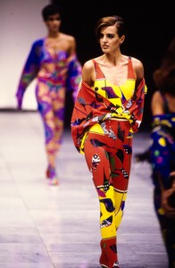 068-versace-spring-1991-ready-to-wear-CN10052181.thumb.jpg.5d04498b8a72df4727647594d14fa839.jpg