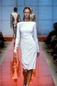 1002940136_Valentino1999HauteCouture29.thumb.jpg.fde8da97650f485a0c6b1c7de690c985.jpg